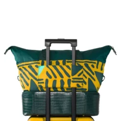 WNDR LN The Overnighter Weekender Bag -Vera Bradley || Rockland || Disney Shop GUEST 61609533 9fe6 4819 aa51 c2e2978245d6